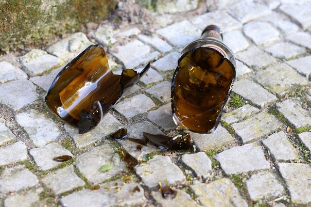 Nach der verbalen Auseinandersetzung soll der Täter mit einer abgebrochenen Glasflasche auf das Opfer eingeschlagen haben. (Symbolfoto) | Foto: pixabay