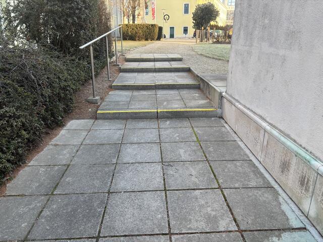 Treppen wie diese bringen für Senioren einen erheblichen Aufwand. Rollstuhl samt Rampe wäre optimal | Foto: A. Paulus