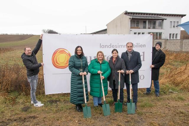 Spatenstich mit Landeshauptmann-Stellvertreterin Astrid Eisenkopf, Bürgermeisterin Isabella Radatz-Grauszer, SOWO-Geschäftsführerin Melanie Piskernik und Soziallandesrat Leonhard Schneemann | Foto: Landesmedienservice Burgenland/ Nina Sorger, Hans Christian Siess