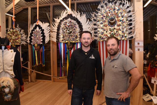 Rumer Muller Obmann Christian Lechner und Jugendbetreuer Patrick Brunner präsentierten stolz rund 100 Fasnachts-Larven im Rumer Leitlhaus. | Foto: Kendlbacher