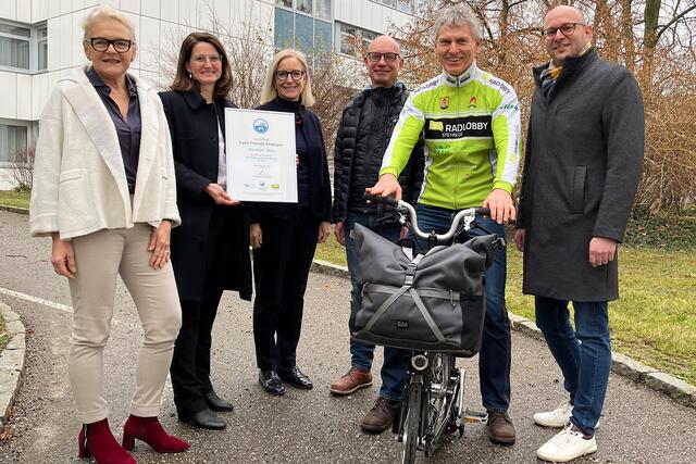 „Cycle friendly employer“ in Gold für das Klinikum Wels-Grieskirchen: Personalentwicklerin Pia Hofmann, Radfahrbeauftragte Šejla Bošnjak, Geschäftsführerin Carmen Katharina Breitwieser, Auditor Christian Nuck, sowie der Vorsitzende der Radlobby OÖ, Gerhard Fischer und der Personalmanagement-Leiter Bernhard Stachel. | Foto: Klinikum Wels-Grieskirchen