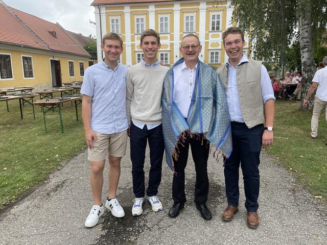 Die Honsig Buam gratulierten:  Johannes, Martin, Josef Messirek und Thomas Honsig. | Foto: Alexandra Goll