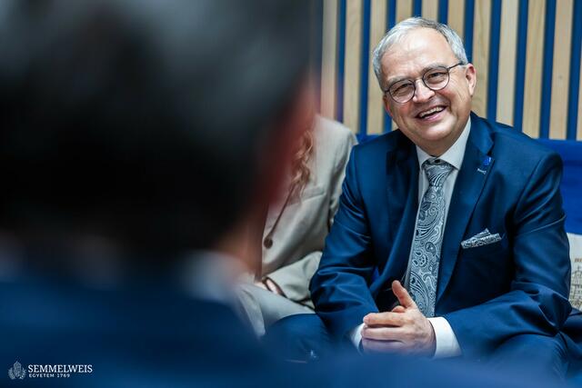 Tolle Auszeichnung der Uni Budapest für Zahnarzt Franz Zach aus dem Kleinen Erlauftal | Foto: Semmelweis Egyetem 1769