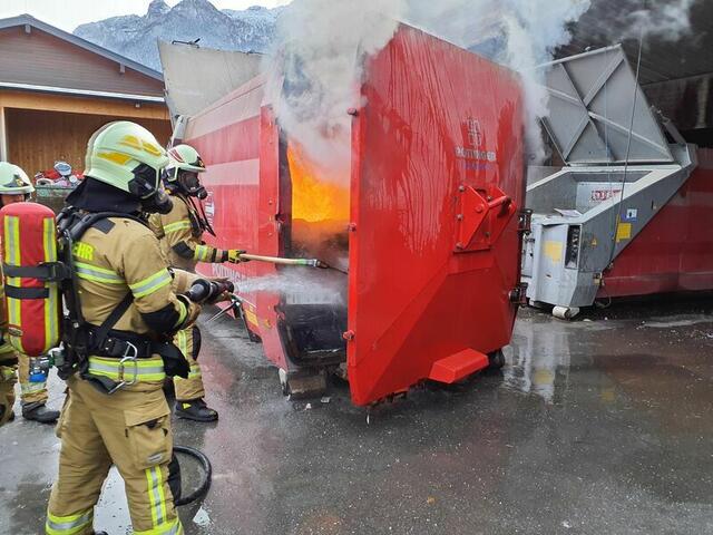 Der Atemschutztrupp hielt die Flammen in Schach.  | Foto: FF Kuchl 