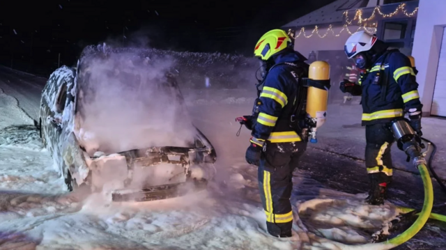 In den Abendstunden ging ein weiteres Auto in Flammen auf. | Foto: FF Putzleinsdorf