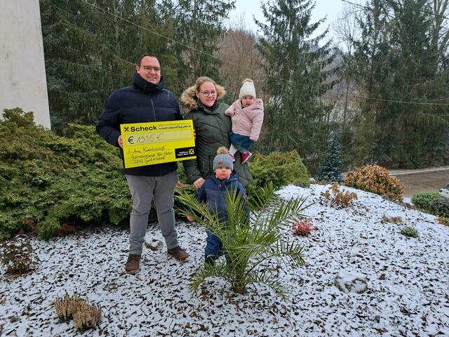 Markus Huber, Michaela Huber-Riedmayer  mit Matheo und Magdalena und dem Erlös ihres Glühweinstandes. | Foto: Huber