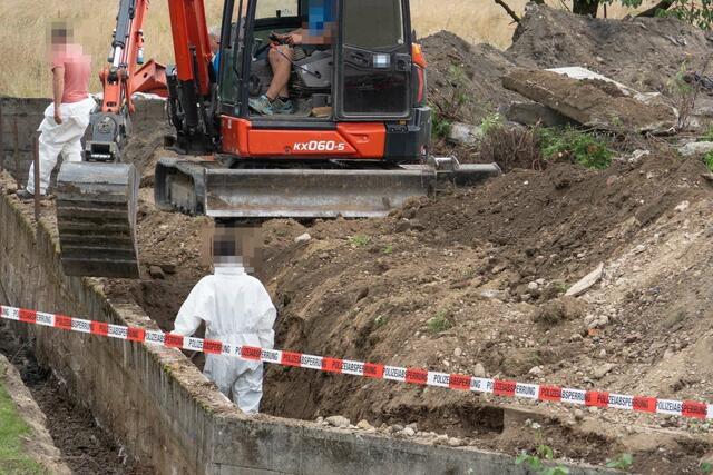 Militärische Luftbildaufnahmen führten zu den weit umfangreicheren Grabungen auf dem Grundstück des Clan-Chefs im August 2023. | Foto: DOKU NOE