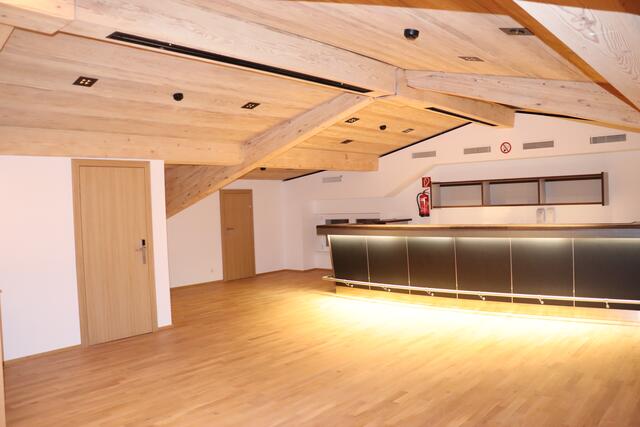 Der gesamte Gemeindesaal wurde umfassend saniert und modernisiert.  | Foto: Nimpf