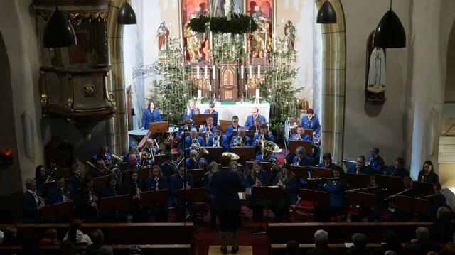  Die Musikerinnen und Musiker des Musikvereins Rappottenstein im Ambiente der Rappottensteiner Pfarrkirche. | Foto: Musikverein Rappottenstein