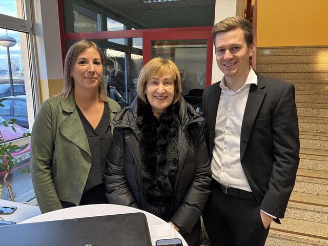 Kulturlady Monika Klement (Mitte) mit ihren fleißigen Helfern Elisabeth Klapsch und Stefan Matic am Eintritt. | Foto: Brigitte Gady
