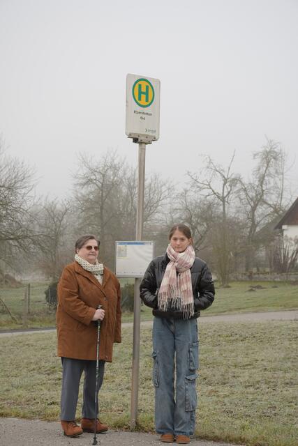 Schlechte Verkehrsanbindung im Kleinen Erlauftal: Hermine Auer wartet mit ihrer Enkelin Tabea Elvira in Etzerstetten vergeblich auf einen Bus. | Foto: Florian Auer/fotoschnappschuss.com
