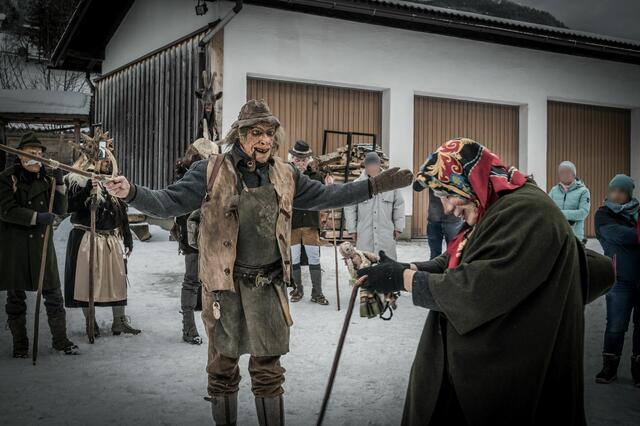 Schmied und Puppenweib (vorne), Jäger, Borbeth, Tod, Habergoaß und Treiber (hinten) | Foto: Abtenauer Perchten e.V.
