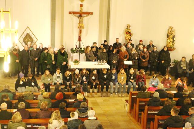 Adventsingen in der Pfarrkirche in St. Barbara mit insgesamt neun Chören und Gesangsvereinen.  | Foto: Knöbelreiter