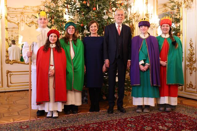 Die Sternsinger aus Kroatisch Minihof mit dem Bundespräsidenten Dr. Alexander Van der Bellen. | Foto: Kuzmits Benjamin