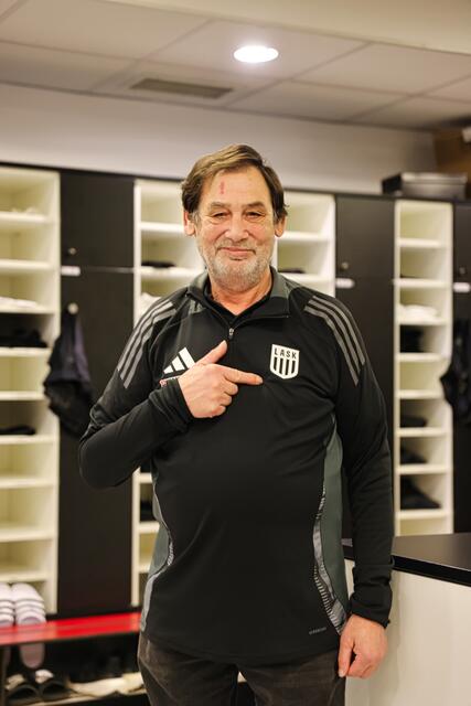 Josef Schörgi ist Zeugwart der LASK Performance Academy in Pasching. Er wäscht die gsamte Trainingsbekleidung sowie die Trikots der LASK Amateure, der Akademie, der Nachwuchsmannschaften und der Frauenteams. | Foto: LASK/Reischl