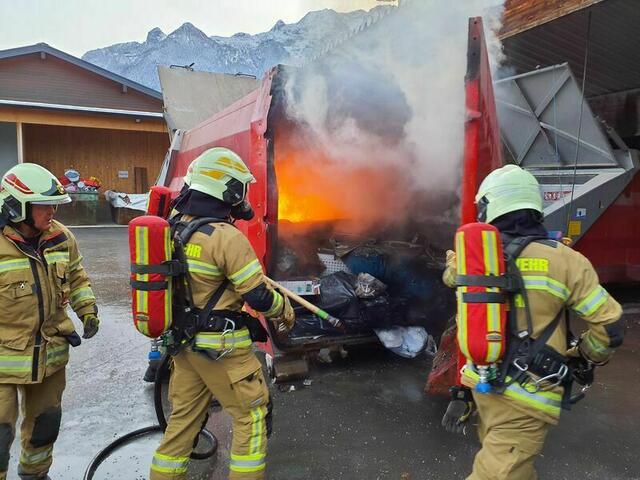 Die Feuerwehr war mit 56 Feuerwehrleuten vor Ort.  | Foto: FF Kuchl
