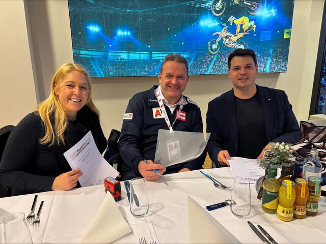 Bianca Quendler-Blankenhagen (Kelag), Dieter Mörtl (LSVK-Präsident) und Gilbert Blechschmid (Kärntner Sparkasse) haben mit den beiden Sponsorverträgen die Zukunft für den Kärntner Skinachwuchs und die Snowboarder weiterhin gesichert.   | Foto: LSVK/KK