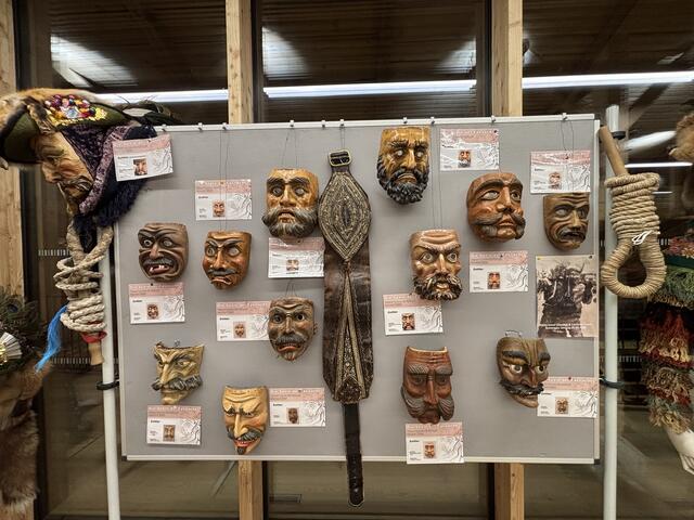 Jede Fasnachts-Larve erzählt ihre eigene Geschichte. | Foto: Kendlbacher