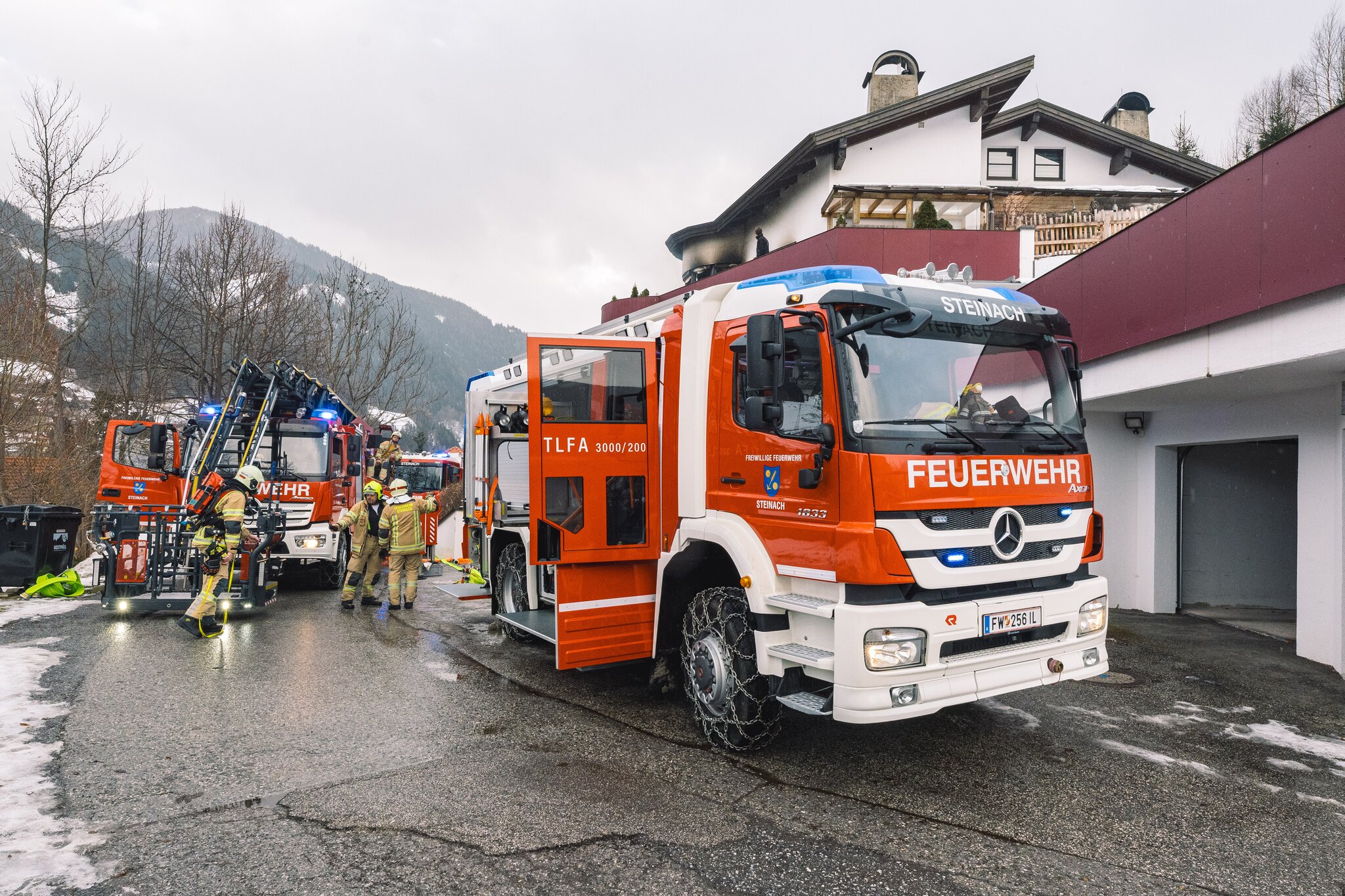 Wohnungsbrand: Christbaum in Flammen - Feuerwehreinsatz in Steinach am