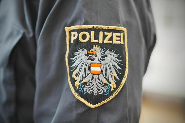 Zwei Männer sollen einen 17-Jährigen mit einer Glasflasche verletzt haben. (Symbolfoto) | Foto: MeinBezirk.at
