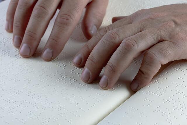 3,9 Prozent der österreichischen Bevölkerung sind von einer hochgradigen Sehbehinderung betroffen. Die sogenannte Braille-Schrift erleichtert ihren Alltag. | Foto: Myriams-Fotos/Pixabay