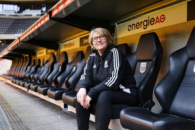 Roswitha Himmelfreundpointner: Die Altenpflegerin kümmert sich etwa um die Ausgabe von Akkreditierungen. Am Spieltag ist sie als Ansprechpartnerin für die Medien und bei Auswärtsspielen als Ordnerin im Einsatz: | Foto: LASK