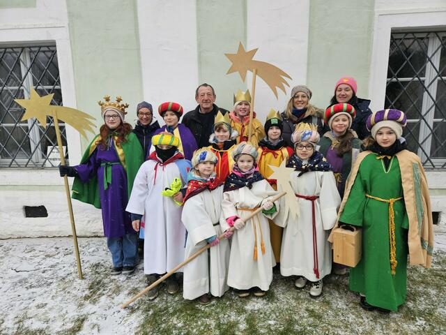Hinten: Barbara Stark, Hannes Dworak, Kristina Pucher, Caroline Hofbauer, Verena Räuchle

Mitte: Valerie Räuchle, Moritz Stark, Paul Räuchle, Madita Stark, Rosa Kierberger

Vorne: Johannes Kierberger, Laura Hofbauer, Ida Räuchle, Valentina Hofbauer, Sophia Hofstätter


 | Foto:  Reinhard Stark