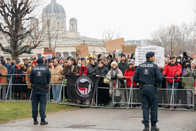 Am Montag fand bereits die erste Demonstration gegen einen FPÖ-Kanzler Herbert Kickl am Ballhausplatz statt. Die nächste soll am Donnerstag folgen. | Foto: Andreas Tischler / picturedesk.com 