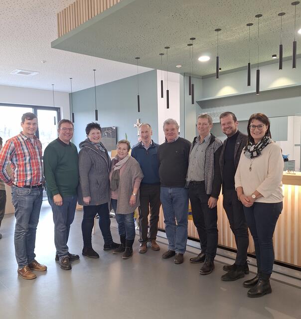 Bauernbundobmann-Stv. Markus Nadlinger, Bürgermeister Christian Haberhauer, Gemeinderätin und Kammerobmann-Stv. Claudia Marksteiner, Walpurga Brandstetter (40-jährige Ortsgruppenfunktion), Franz Hehenberger (35-jährige Ortsgruppenfunktion), Robert Schuller (35-jährige Ortsgruppenfunktion), Bauernbundobmann Josef Eblinger, Ortsvorsteher Andreas Gruber, Gemeinderätin und Ortsbauernrätin Michaela Pfaffeneder 

 | Foto: Bauernbund Amstetten