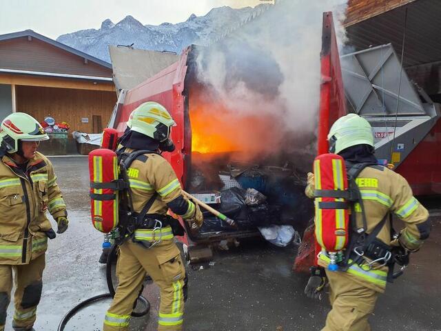 Die Feuerwehr war mit 56 Feuerwehrleuten vor Ort.  | Foto: FF Kuchl