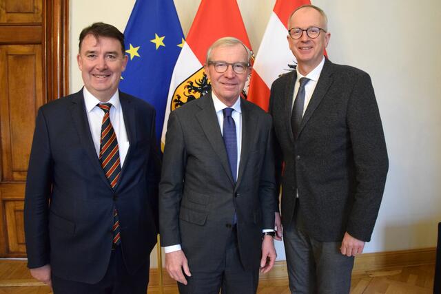 V. l.: Manfred Huber (Landesgeschäftsführer Salzburger Gemeindeverband), Landeshauptmann Wilfried Haslauer und Bürgermeister Manfred Sampl.  | Foto: Land Salzburg/Lucas Kröll 