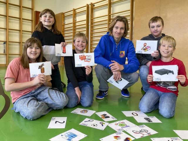 Die Studie zeigt auch, dass sich neun von zehn Zivildienern erneut für den Dienst entscheiden würden. Als Hauptgrund gaben 73 Prozent der Befragten die Sinnhaftigkeit an.  Im Bild: Zivildiener Max Kroiß und die Kinder beim Spiel in der Turnhalle.  | Foto: Susi Berger