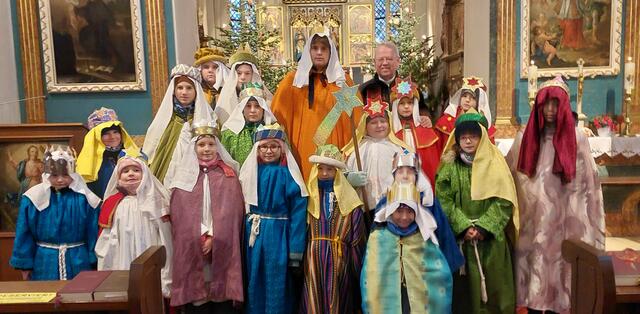Herr Pfarrer entsendet die Sternsinger  | Foto: Hofstetter Gertrude