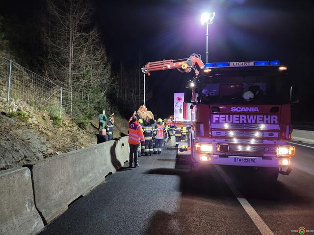 Die FF Ligist barg mithilfe des Krans und einem Tierrettungsset ein Jungrind von der A2. | Foto: FF Ligist