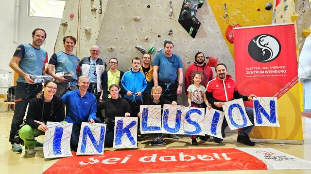 Vorne: Christine Müller Übungsleiter NF-Nö, Bgm. Michael Strasser, (4vL) Tamara Ladinger, STV-GF Naturfreunde NÖ; mit Teilnehmenden des Inklusionskletterns. | Foto: GM Weinburg