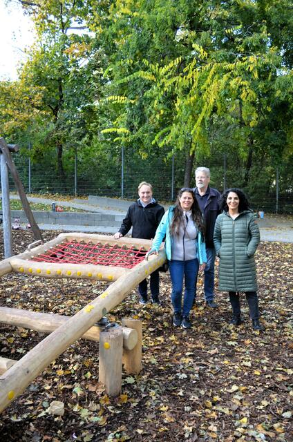 v.l.n.r. Vorsitzender des Umweltausschusses Oliver Zwickelsdorfer (SPÖ), Bezirksrätin Alexandra Lugert (ÖVP), Bezirksrat Heinz Appel (ÖVP) und Bezirksvorsteherin Saya Ahmad, zeigen sich erfreut über die Wippe.  | Foto: BV9