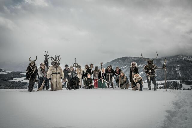 Tod, Hexe, Habergoaß, Schiachpercht, Treiber, Hexe, Krähe, Wilbeth, Borbeth, Ambeth, Jäger, Hexe, Hahn, Puppenweib, Schmied, Trud, Fuchs, der wilde Mann. | Foto: Abtenauer Perchten e.V.