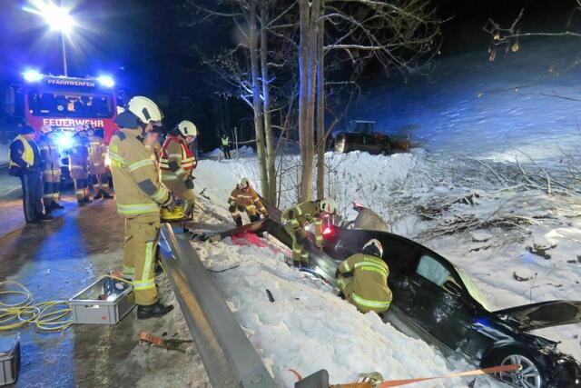 Das Auto konnte von der Feuerwehr geborgen werden. | Foto: FF Pfarrwerfen / Stefan Hafner