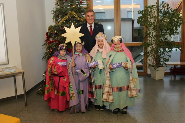 Bürgermeister Ludwig Deltl mit den Sternsingern. | Foto: Stadtgemeinde Strasshof