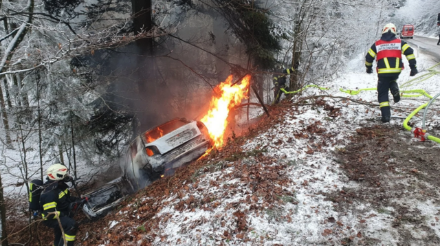 Das Auto ging in Flammen auf. | Foto: FF Putzleinsdorf