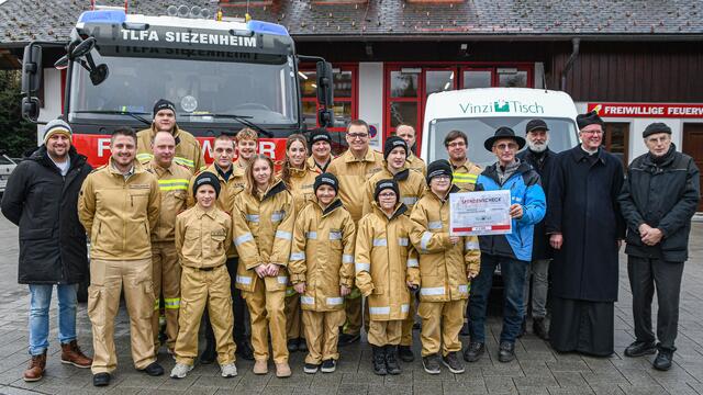 Die Walser Feuerwehrjugend übergibt dem VinziTisch einen Scheck über 2.000 Euro. | Foto: Christopher Haas
