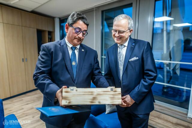 Tolle Auszeichnung der Uni Budapest für Zahnarzt Franz Zach aus dem Kleinen Erlauftal (r.) | Foto: Semmelweis Egyetem 1769