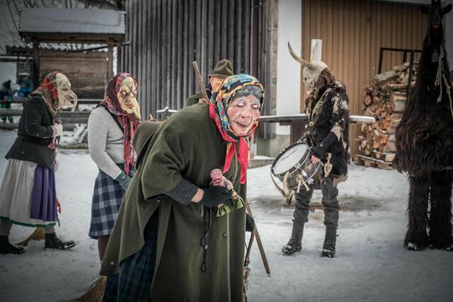 Puppenweib (vorne). Hexen, Jäger, Tod und Habergoaß (hinten) | Foto: Abtenauer Perchten e.V.