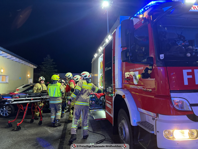 Da die Ursache für den CO-Austritt nach 30 Minuten noch nicht ausfindig gemacht werden konnte, wurden um 19:38 Uhr Alarmstufe 2 ausgelöst und somit alle Löschzüge von Straßwalchen nachalarmiert.  | Foto: Freiwillige Feuerwehr Straßwalchen