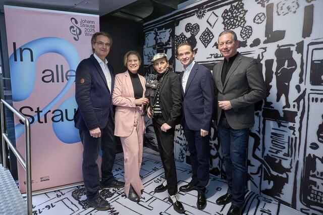 Bei der Eröffnung anwesend: Roland Geyer (v.l., Geschäftsführer Johann Strauss 2025), Bezirksvorsteher-Stellvertreterin Ursula Berner (Grüne), Künstlerin Deborah Sengl, Kurt Gollowitzer (Geschäftsführer Wien Holding) und Simon Posch (Geschäftsführer Johann Strauss 2025). | Foto: Markus Wache