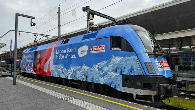 Die Taurus-Lokomotive verkehrt ein Jahr lang zwischen Österreich und Deutschland mit der Werbung zur alpinen Ski-WM 2025 in Saalbach Hinterglemm. | Foto: ÖBB