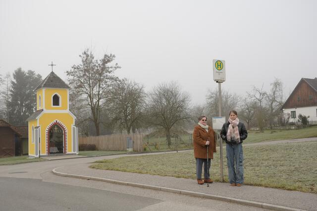 Schlechte Verkehrsanbindung im Kleinen Erlauftal: Hermine Auer wartet mit ihrer Enkelin Tabea Elvira in Etzerstetten vergeblich auf einen Bus. | Foto: Florian Auer/fotoschnappschuss.com