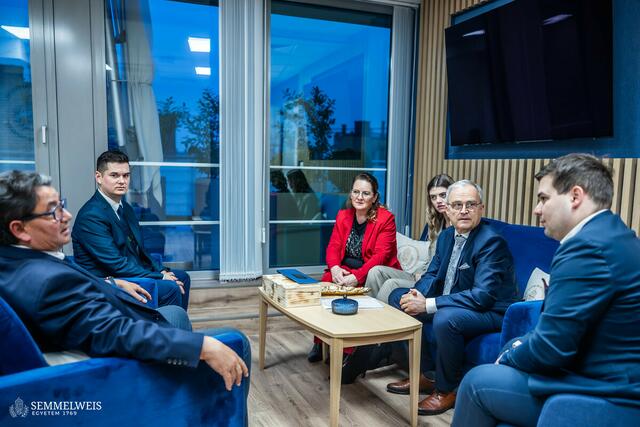 Tolle Auszeichnung der Uni Budapest für Zahnarzt Franz Zach aus dem Kleinen Erlauftal (2.v.r.) | Foto: Semmelweis Egyetem 1769