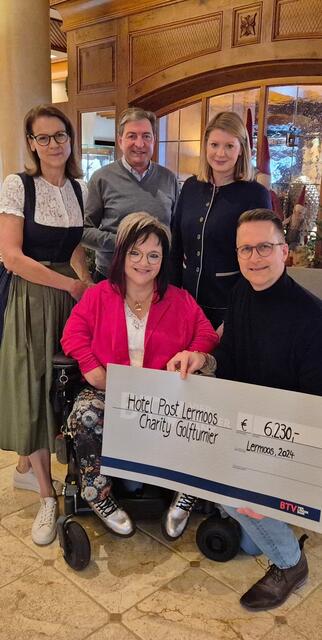 Die Familie Dengg konnte kürzlich an Marianne Hengl einen Scheck übergeben. | Foto: RollOn