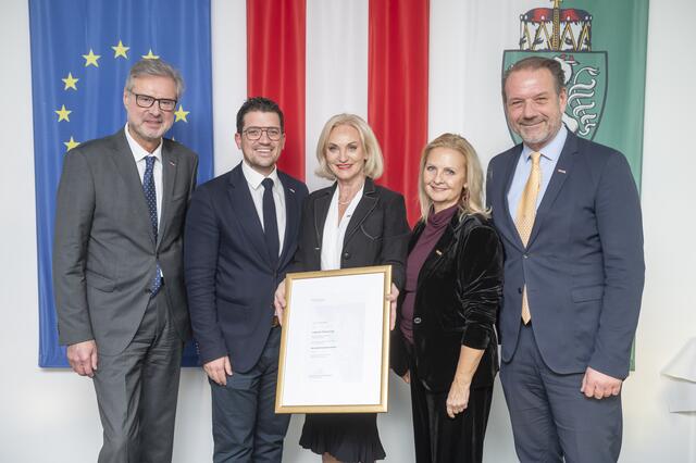 Ehrung für die frischgebackene Kommerzialrätin Riki Vogl (m.) mit Karlheinz Dernoschegg, Lukas Kalcher, Gabi Lechner und Andreas Herz (v. l.) | Foto: Foto Fischer